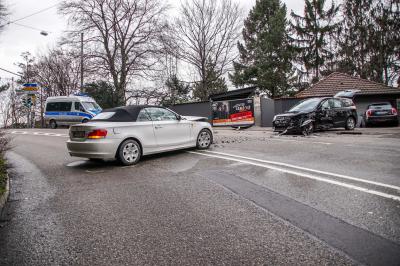 Stuttgart Sued: PKW geraet auf Gegenspur und kollidiert mit entgegenkommendem Fahrzeug